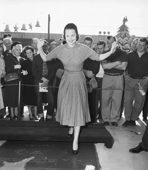 Framed Print : Olivia De Havilland At Grauman'S Theater Framed Print : Olivia De Havilland At Grauman'S Theater