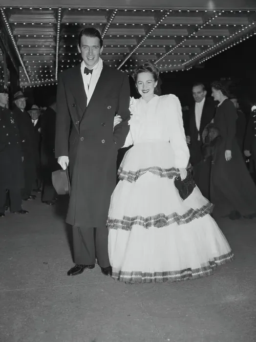 Framed Print : Olivia De Havilland and James Stewart Arriving for Theater Premiere Framed Print : Olivia De Havilland and James Stewart Arriving for Theater Premiere