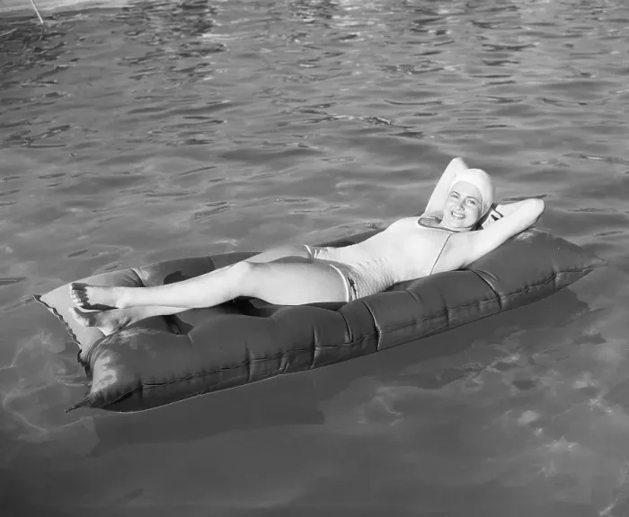 Framed Print : Olivia De Havilland in Swimming Pool Framed Print : Olivia De Havilland in Swimming Pool