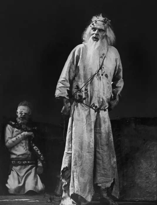 Framed Print : Olivier As Lear Framed Print : Olivier As Lear