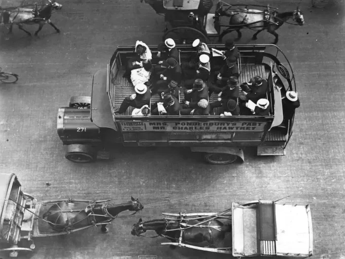 Framed Print : Omnibus. circa 1907: An overhead view of an omibus. (Photo by Hulton Archive / Getty Images) Framed Print : Omnibus. circa 1907: An overhead view of an omibus. (Photo by Hulton Archive / Getty Images)