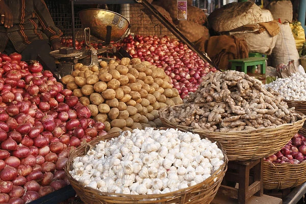Onions, potatoes, ginger and garlic, Devaraja Market, Mysore, Karnataka, South India, India, South Asia, Asia