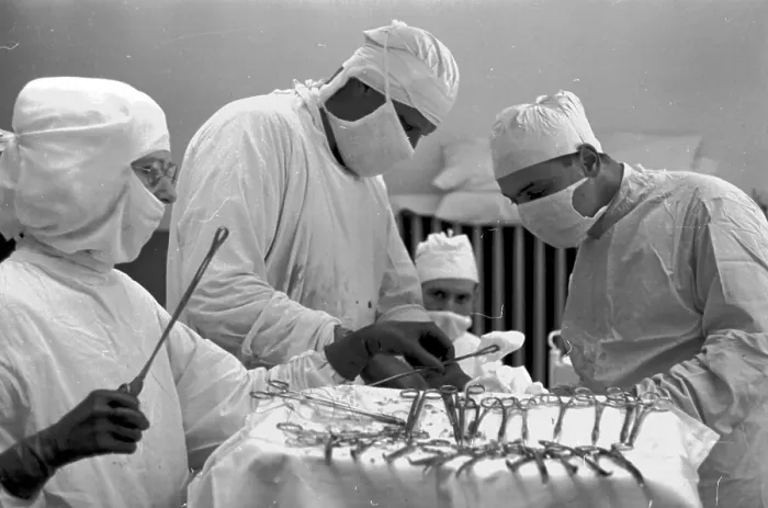 Framed Print : Operation. 1st October 1938: A theatre sister, surgeons Framed Print : Operation. 1st October 1938: A theatre sister, surgeons