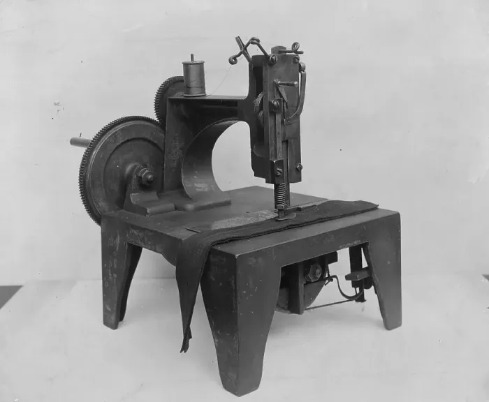Framed Print : Original Singer sewing machine