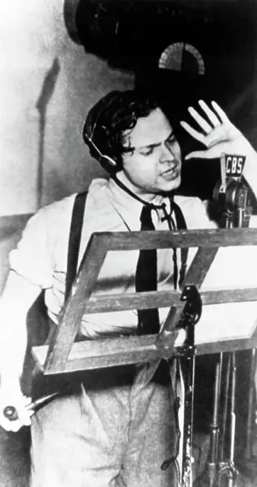 Framed Print : Orson Welles Broadcasting The War of the Worlds Framed Print : Orson Welles Broadcasting The War of the Worlds