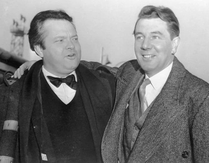 Framed Print : Orson Welles with Michael Redgrave Leaving London Framed Print : Orson Welles with Michael Redgrave Leaving London