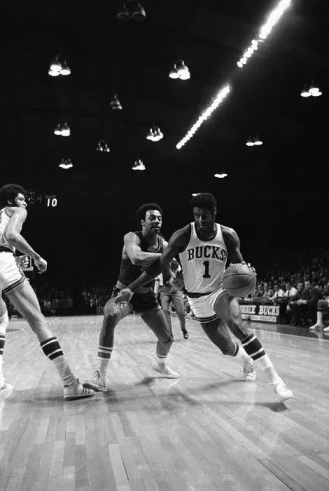 Framed Print : Oscar Robertson in Action Framed Print : Oscar Robertson in Action