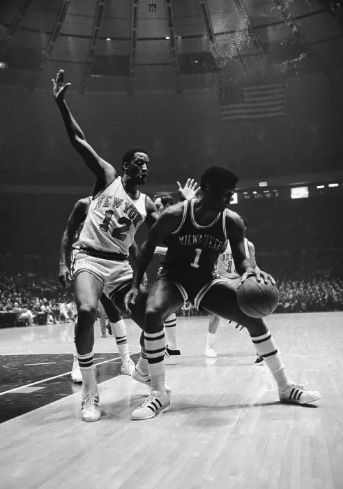 Framed Print : Oscar Robertson in Basketball Action Framed Print : Oscar Robertson in Basketball Action