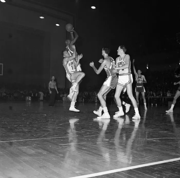 Framed Print : Oscar Robertson Going up for Shot Framed Print : Oscar Robertson Going up for Shot