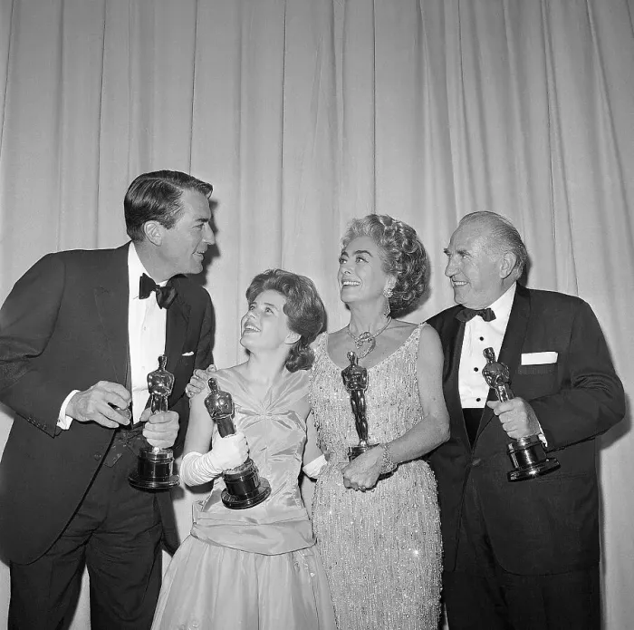 Framed Print : Oscar Winners Hold Their Statuettes Framed Print : Oscar Winners Hold Their Statuettes