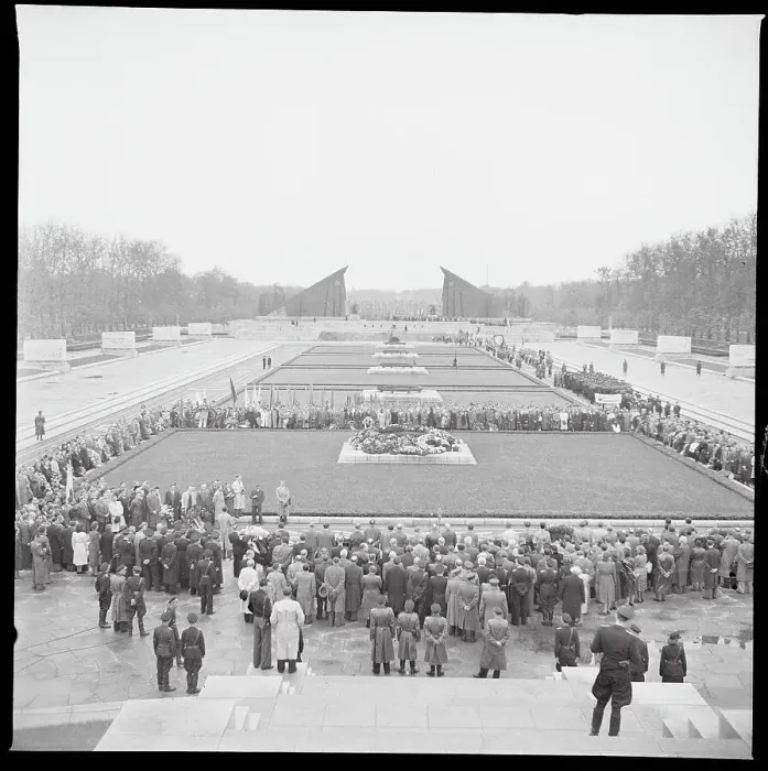 Framed Print : Overhead View of Ceremonies at Soviet War Memorial Framed Print : Overhead View of Ceremonies at Soviet War Memorial