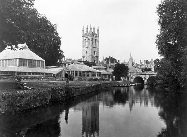 Oxford. circa 1930: A pleasant riverbank in the university town of Oxford