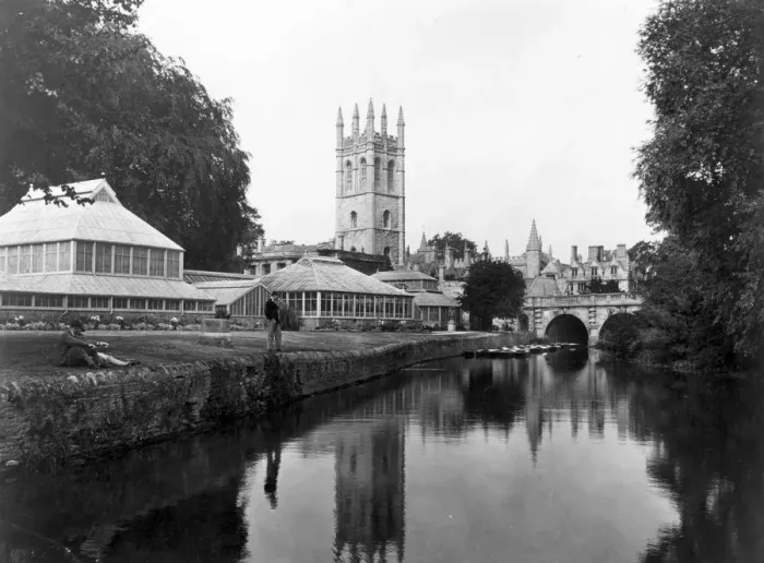 Framed Print : Oxford. circa 1930: A pleasant riverbank in the university town of Oxford Framed Print : Oxford. circa 1930: A pleasant riverbank in the university town of Oxford