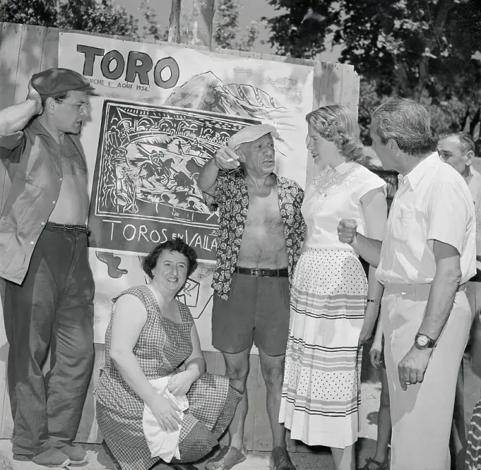 Framed Print : Pablo Picassco Explaining His Poster to a Group Framed Print : Pablo Picassco Explaining His Poster to a Group