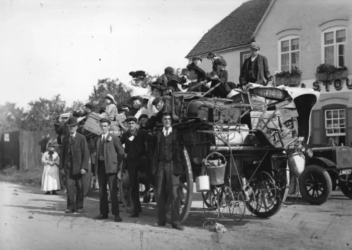 Framed Print : Packed Up. 7th September 1907: A family of hop pickers stand beside their Framed Print : Packed Up. 7th September 1907: A family of hop pickers stand beside their