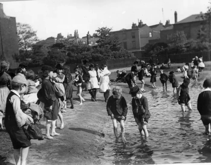 Framed Print : Paddling. circa 1890: Children paddling in the grounds of Lambeth Palace during summer Framed Print : Paddling. circa 1890: Children paddling in the grounds of Lambeth Palace during summer