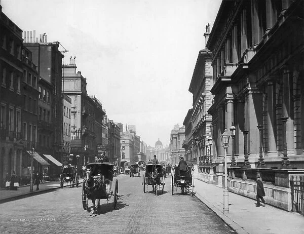 Pall Mall. circa 1900: Hansom cabs travelling down Pall Mall, London