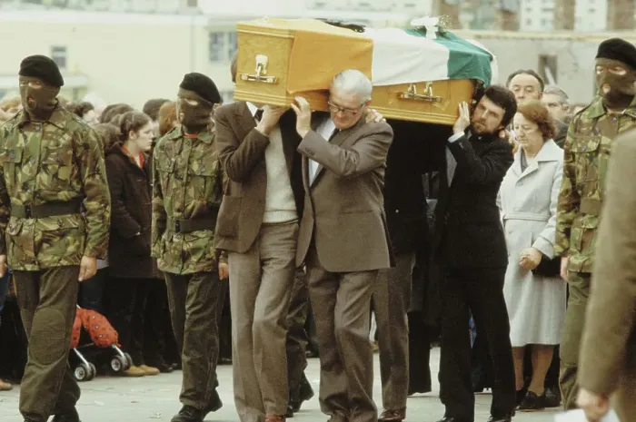 Framed Print : Pallbearers Carrying Casket with Bobby Sands Framed Print : Pallbearers Carrying Casket with Bobby Sands