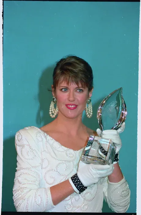 Framed Print : Pam Dawber Holding Award Framed Print : Pam Dawber Holding Award