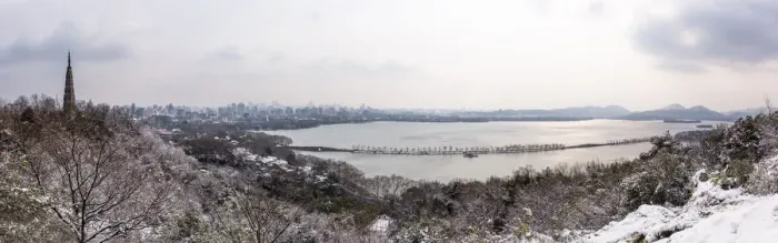 Framed Print : Panorama View of the West Lake in snow, Hangzhou, Zhejiang, China Framed Print : Panorama View of the West Lake in snow, Hangzhou, Zhejiang, China