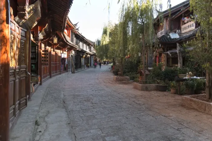 Framed Print : Panoramic view of Lijiang Old Town at sunset and some tourists walking by Framed Print : Panoramic view of Lijiang Old Town at sunset and some tourists walking by