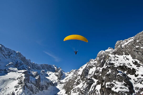 Paraglider, Hollental or Hell Valley, Hollentalferner glacier, Waxensteinkamm crest, Zugspitze mountain, Wetterstein mountains, Grainau, Werdenfelser Land, Bavaria, Germany