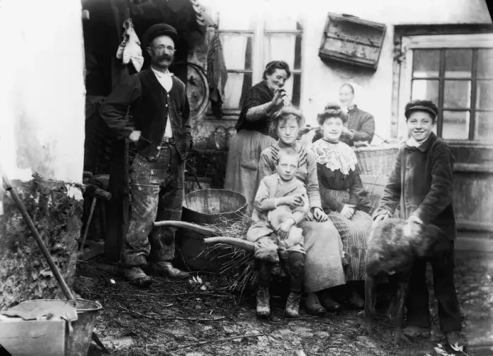 Framed Print : Parents, children (7-16) and mature women in front of farm house (B&W) Framed Print : Parents, children (7-16) and mature women in front of farm house (B&W)