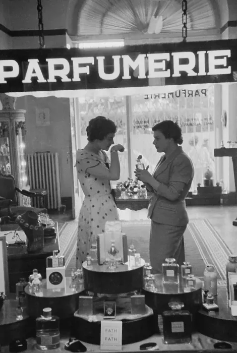 Framed Print : Parfumerie Framed Print : Parfumerie