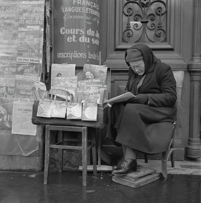 Framed Print : Paris Book Seller Framed Print : Paris Book Seller