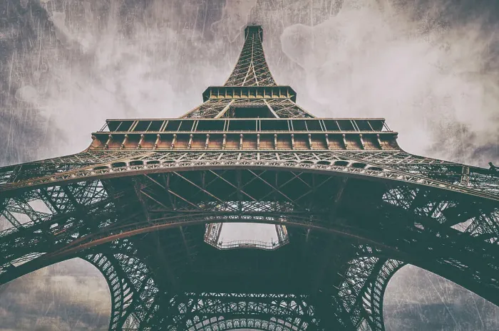 Framed Print : Paris Eiffel Tower Retro Photo Framed Print : Paris Eiffel Tower Retro Photo