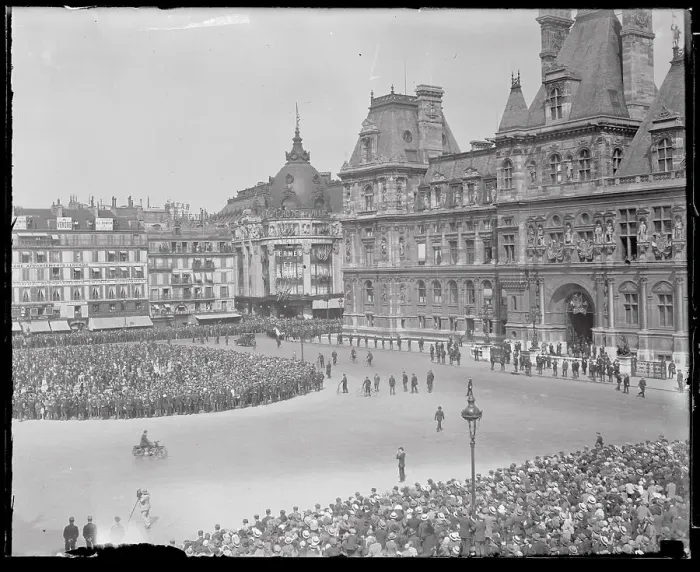 Framed Print : Parisian Crowds Waiting for Sight of Charles Lindbergh Framed Print : Parisian Crowds Waiting for Sight of Charles Lindbergh