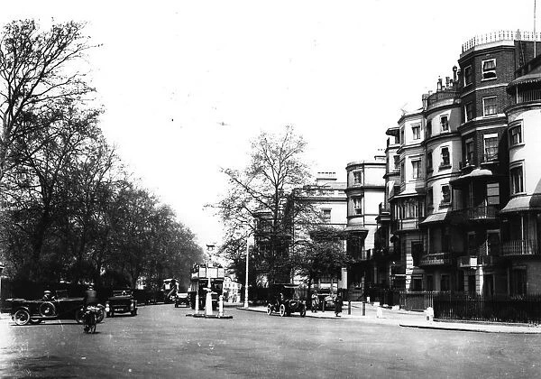 Park Lane. circa 1929: Traffic in Park Lane, London