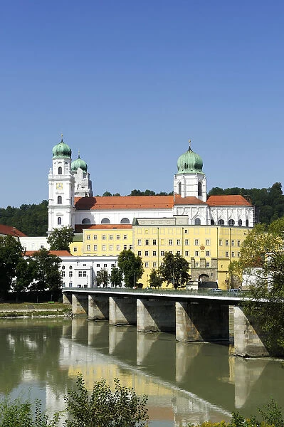 Passau, St. Stephans Cathedral, Marienbruecke or Marys Bridge crossing the Inn River, Lower Bavaria, Bavaria, Germany, Europe, PublicGround