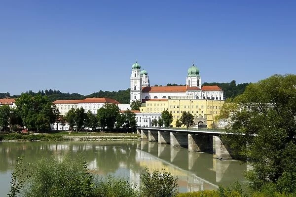 Passau, St. Stephans Cathedral, Marienbruecke or Marys Bridge crossing the Inn River, Lower Bavaria, Bavaria, Germany, Europe, PublicGround
