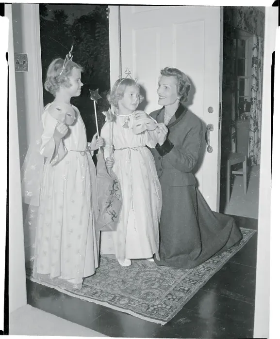 Framed Print : Patricia Nixon with Daughters