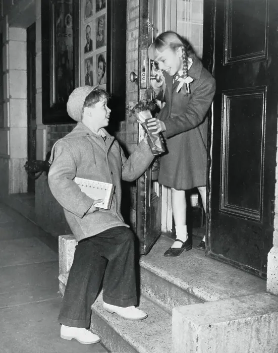 : Patty McCormack Receiving Flowers from Kevin Coughlin : Patty McCormack Receiving Flowers from Kevin Coughlin
