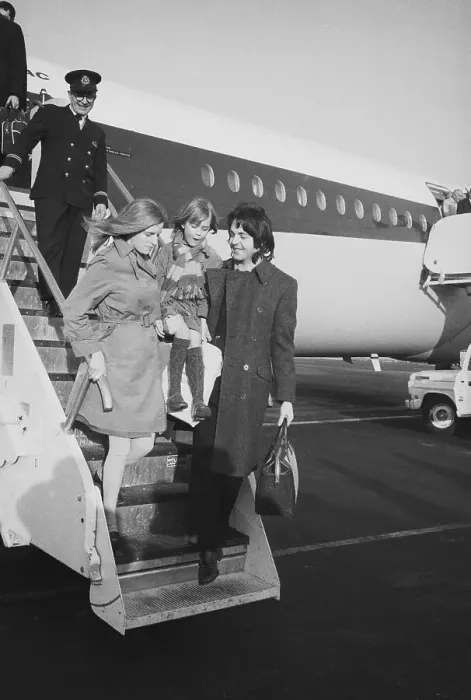 Framed Print : Paul and Linda McCartney Arriving in New York