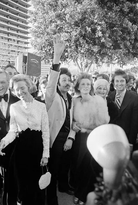 Framed Print : Paul and Linda McCartney Arriving at Oscars