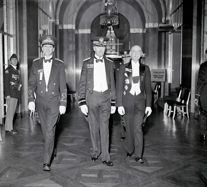 Framed Print : Paul May with Cornelius Vanderbilt and George Brett Framed Print : Paul May with Cornelius Vanderbilt and George Brett