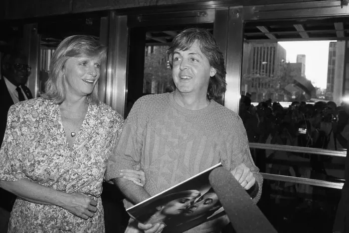 Framed Print : Paul McCartney Holds LP with Wife Linda Framed Print : Paul McCartney Holds LP with Wife Linda