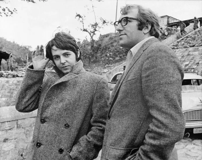 Framed Print : Paul McCartney with Manager Mal Evans Framed Print : Paul McCartney with Manager Mal Evans