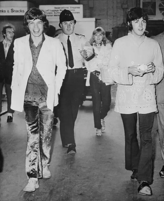 Framed Print : Paul McCartney with Mick Jagger Framed Print : Paul McCartney with Mick Jagger