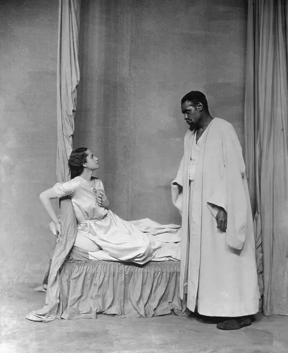 Framed Print : Paul Robeson Standing over Desdemona Framed Print : Paul Robeson Standing over Desdemona