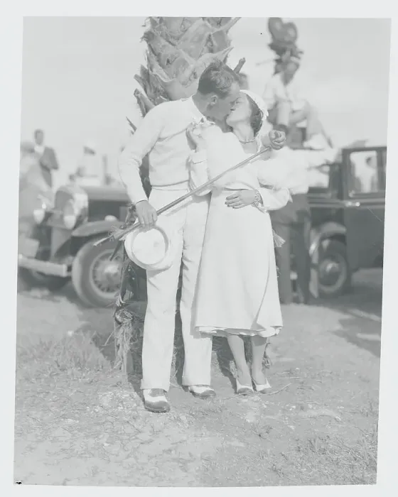 Framed Print : Paul Runyan and Wife Kissing Framed Print : Paul Runyan and Wife Kissing
