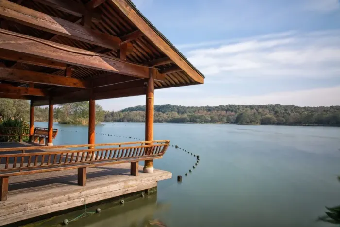 Framed Print : A pavilion by the West Lake in Maojiabu village, Hangzhou, China