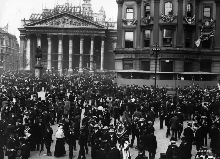 Framed Print : Peace Day. May 1902: The crowds gather at the Mansion House Framed Print : Peace Day. May 1902: The crowds gather at the Mansion House