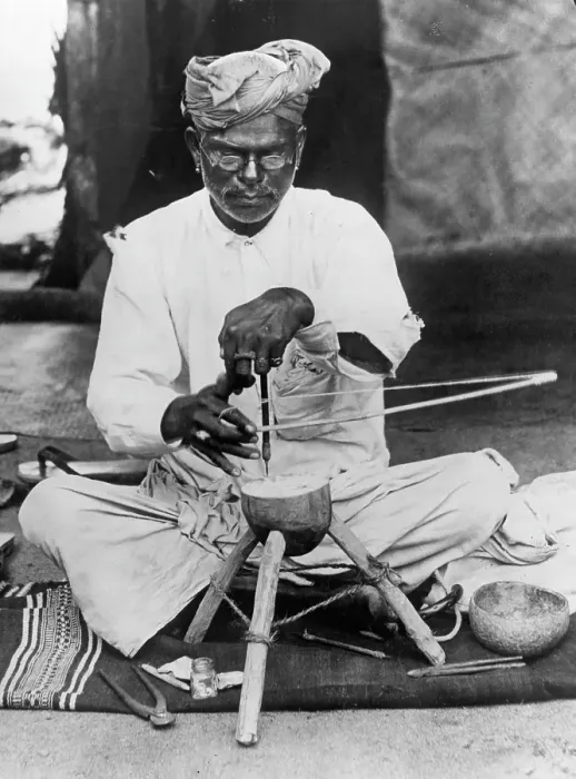 Framed Print : PEARL DRILLER IN SRI LANKA