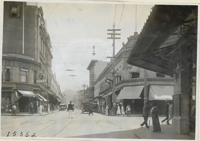 Framed Print : Pedestrians and Motorists on Honolulu Street Framed Print : Pedestrians and Motorists on Honolulu Street