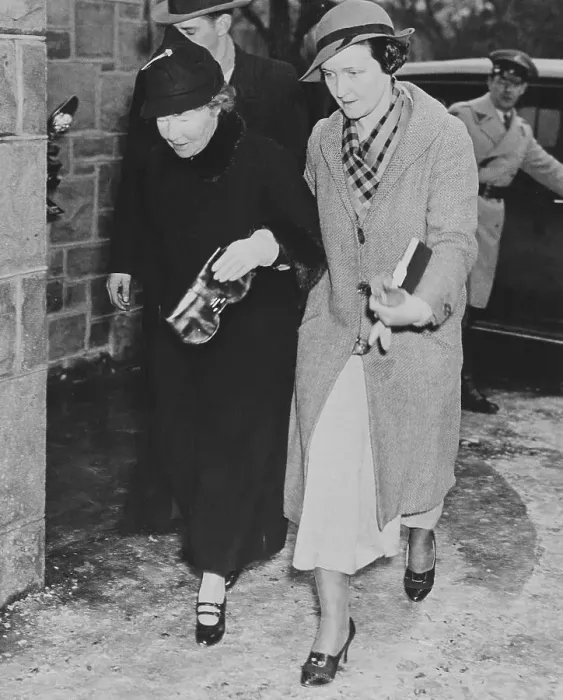 Framed Print : People Arriving for Lindbergh Kidnapping Trial