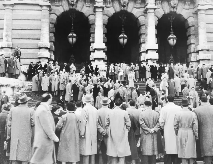 Framed Print : People Crowd Courthouse Steps During the Wilma Montesi Murder Trial Framed Print : People Crowd Courthouse Steps During the Wilma Montesi Murder Trial